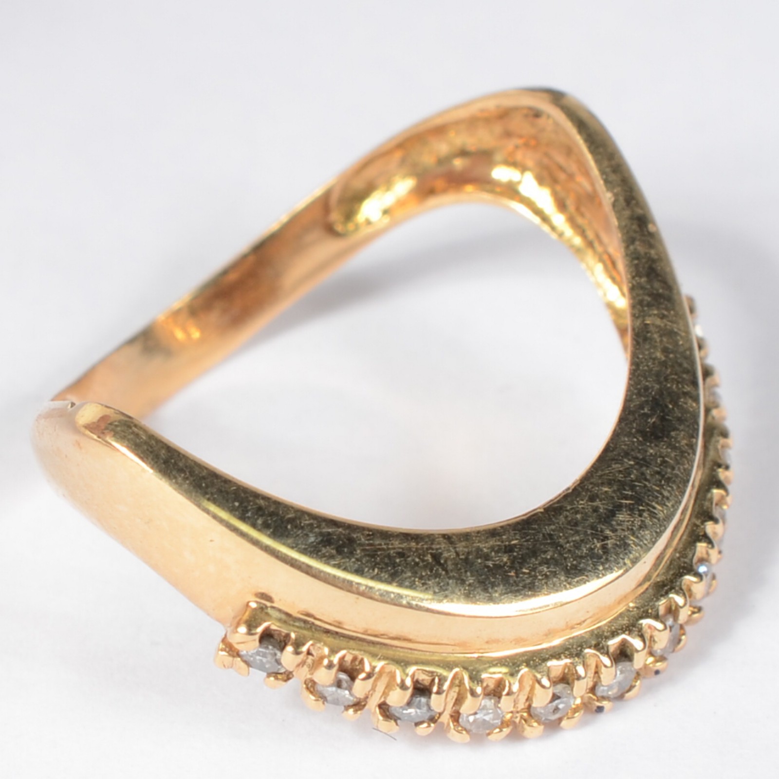 Anel de ouro amarelo 750 modelo versátil cravejado com 12 brilhantes... - foto 3 de 6