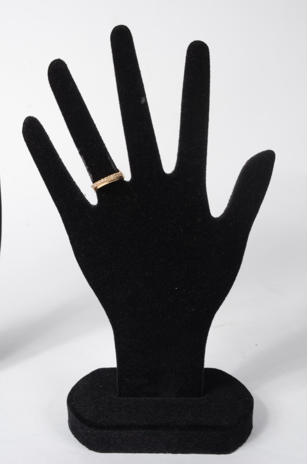 Anel de ouro amarelo 750 modelo versátil cravejado com 12 brilhantes... - foto 6 de 6