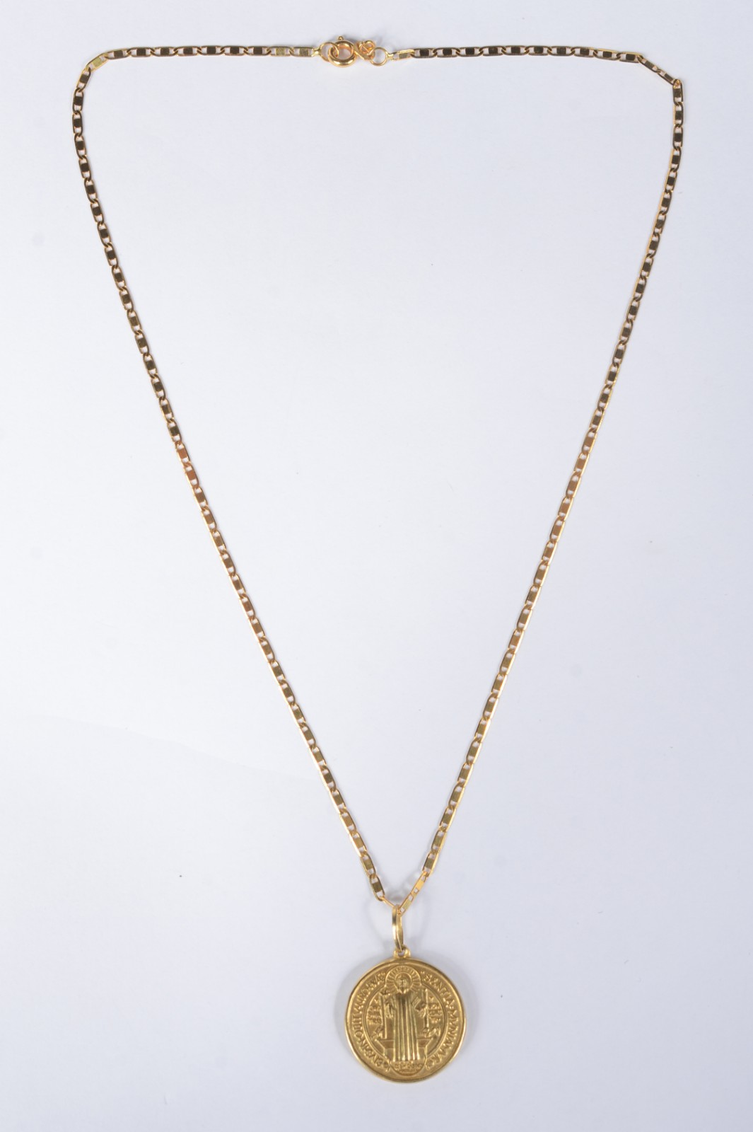 Colar de ouro amarelo 750, modelo lâmina com pendente sacro... - foto 2 de 6