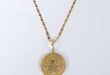 Colar de ouro amarelo 750, modelo lâmina com pe... - Colar de ouro amarelo 750, modelo lâmina com pendente sacro. Peso4,8g. (Por medida de segurança a peça não se encontra na loja).