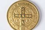 Colar de ouro amarelo 750, modelo lâmina com pe... - Colar de ouro amarelo 750, modelo lâmina com pendente sacro. Peso4,8g. (Por medida de segurança a peça não se encontra na loja).