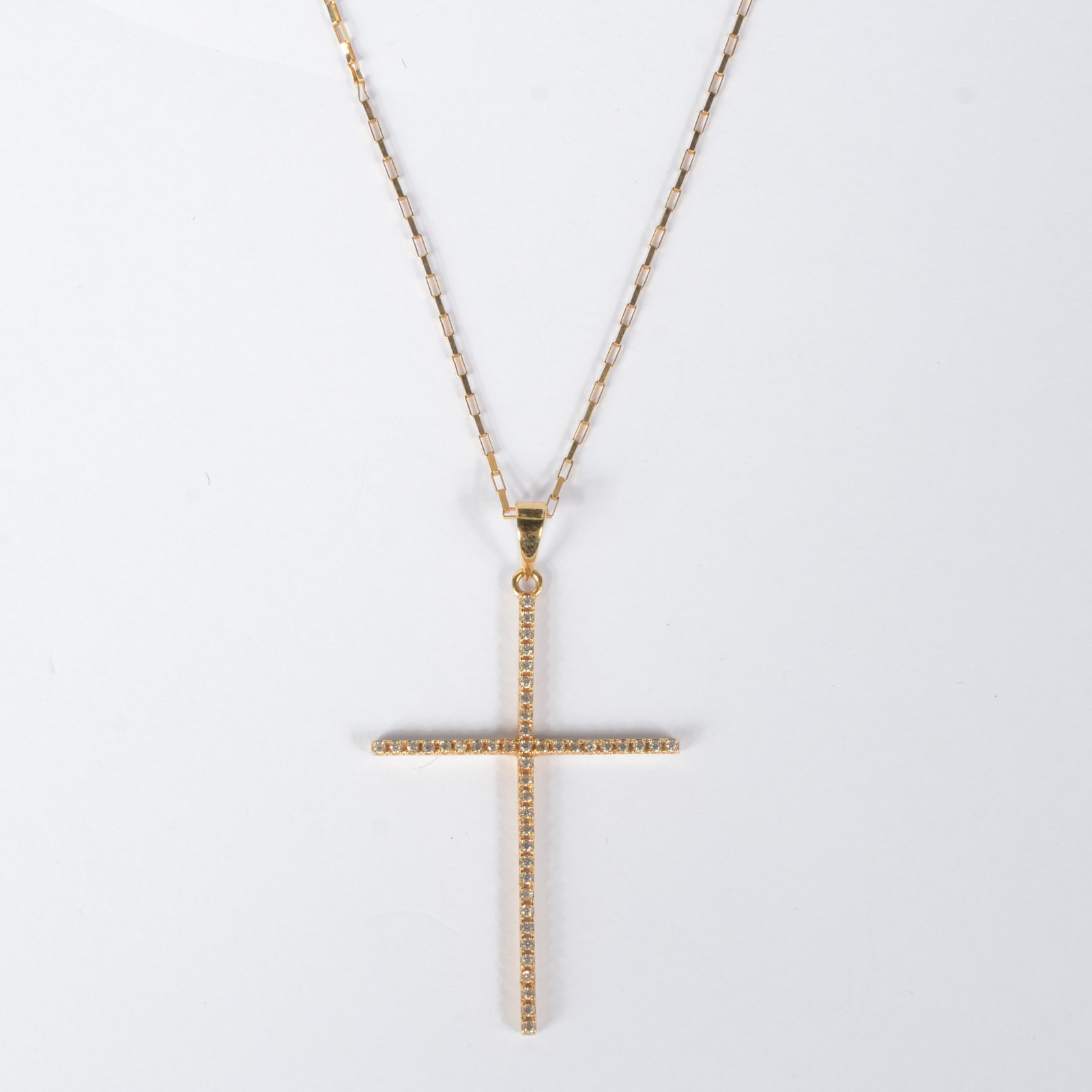 Colar de ouro amarelo 750 e cruz cravejada com safiras brancas. Peso... - foto 1 de 6