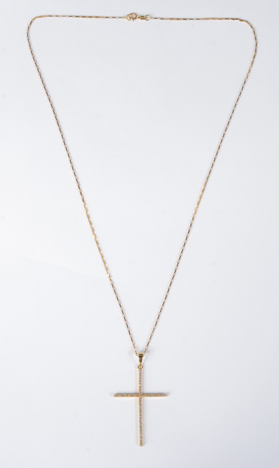 Colar de ouro amarelo 750 e cruz cravejada com safiras brancas. Peso... - foto 2 de 6