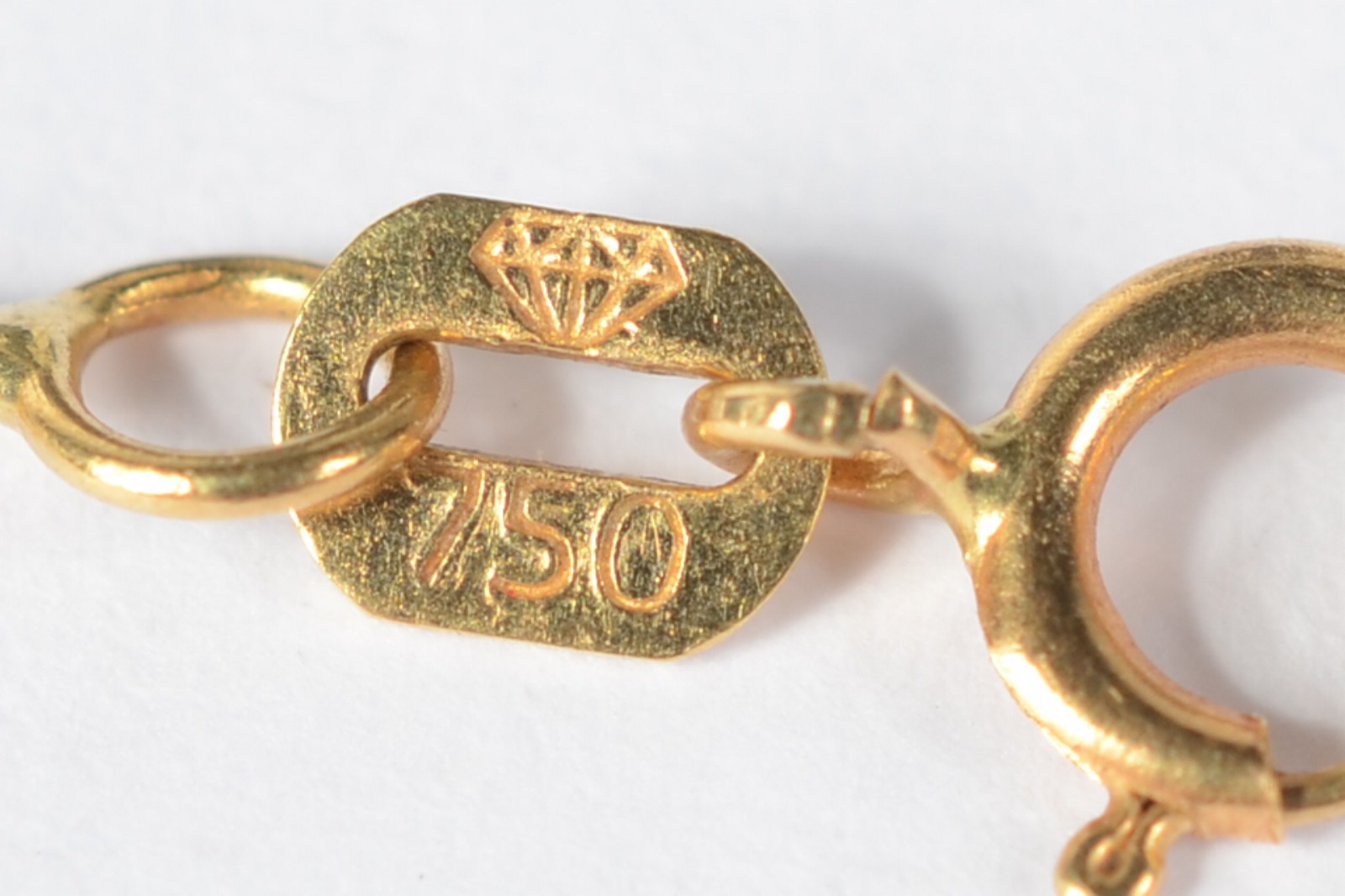 Colar de ouro amarelo 750 e cruz cravejada com safiras brancas. Peso... - foto 4 de 6