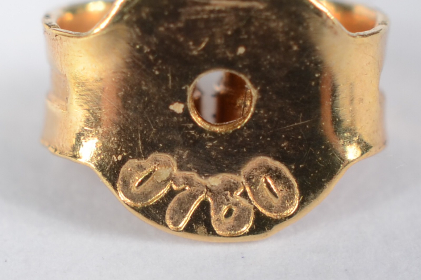 Par de brincos de ouro amarelo 750, modelo gota vazada. Peso 1,4g... - foto 4 de 6