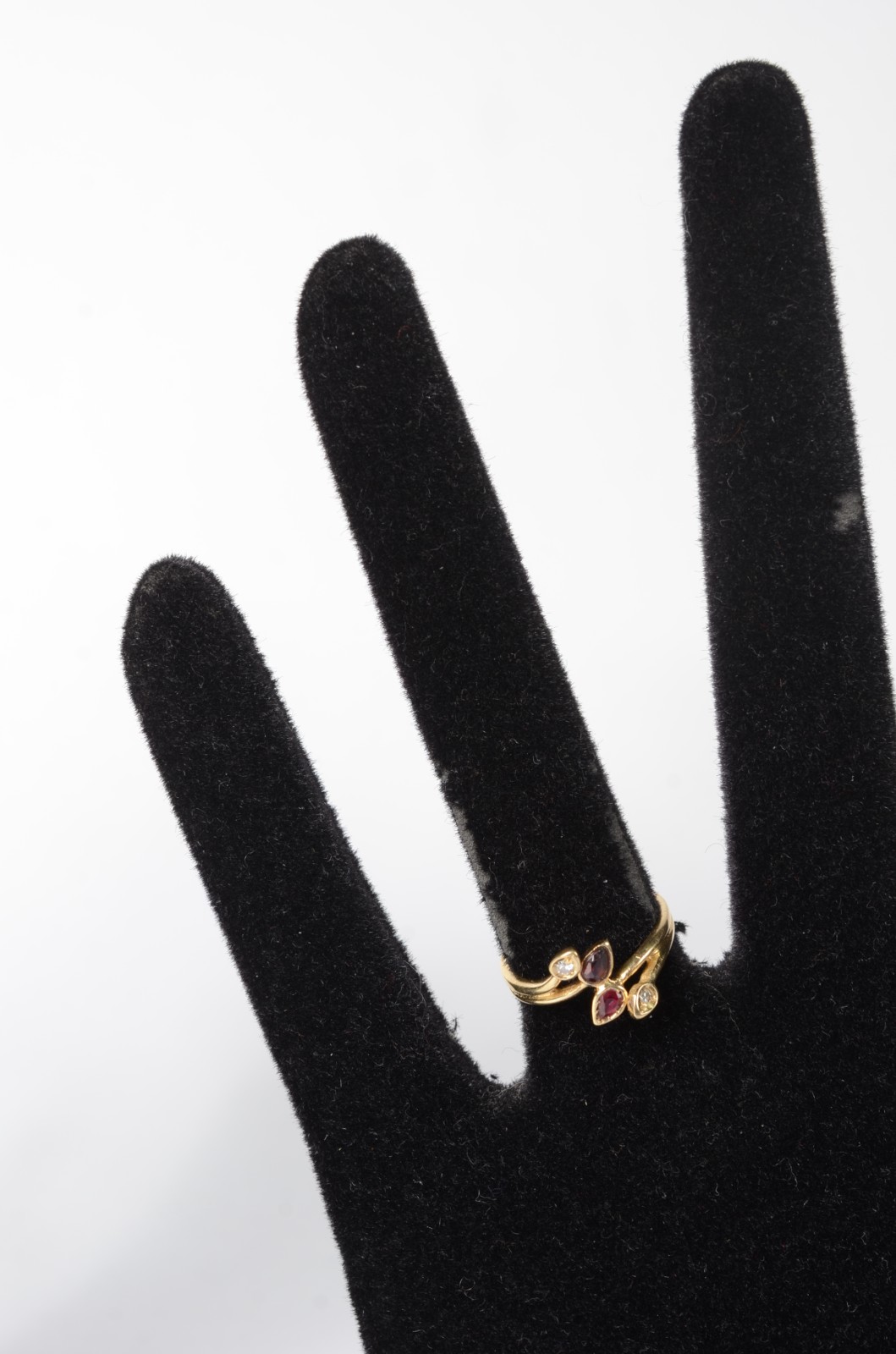 Anel de ouro amarelo 750, cravejado com 2 mini brilhantes e 2... - foto 5 de 5