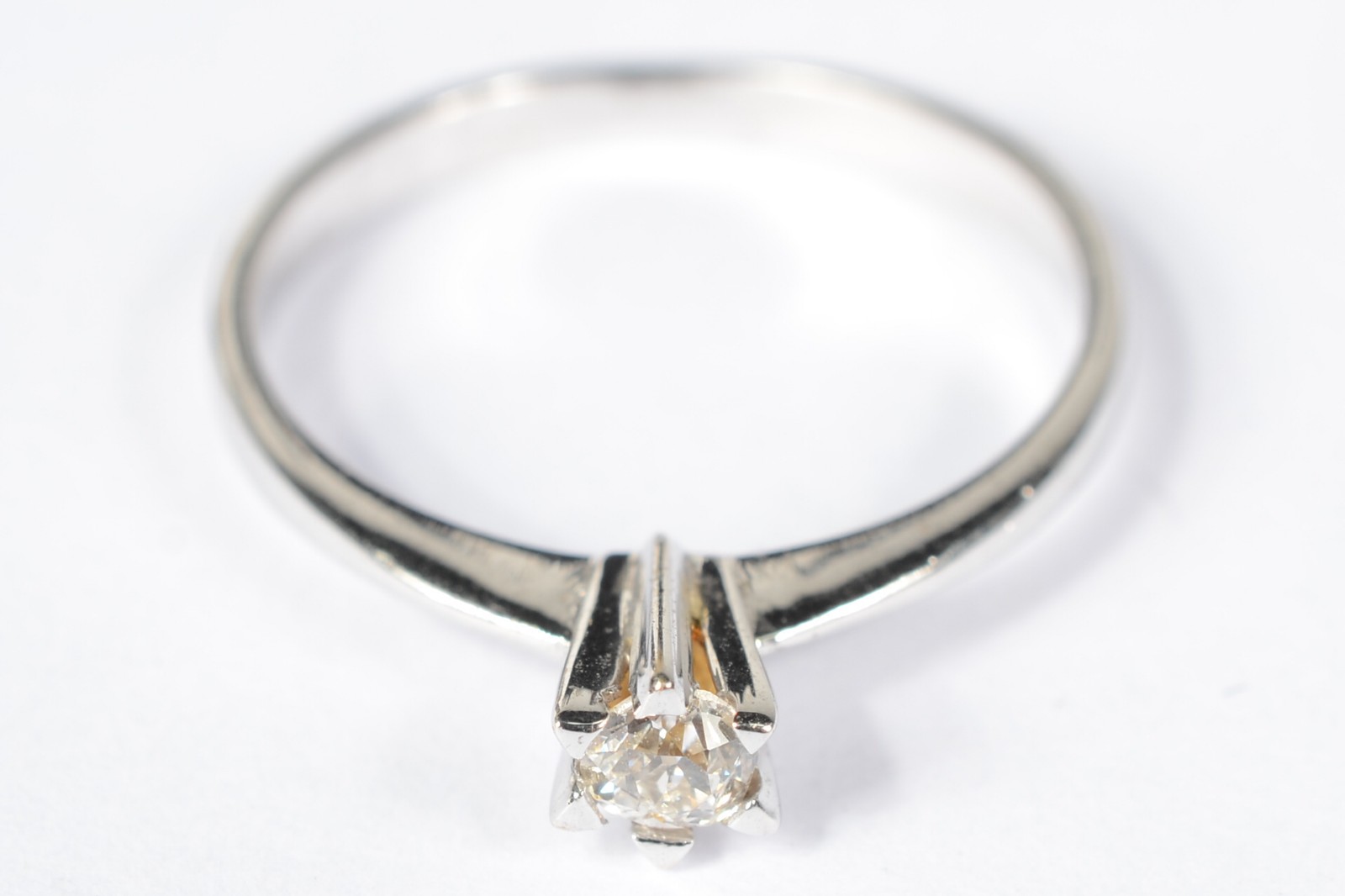 Solitário de ouro branco 750 com brilhante de 0,15ct. Aro 16. Peso... - foto 1 de 6