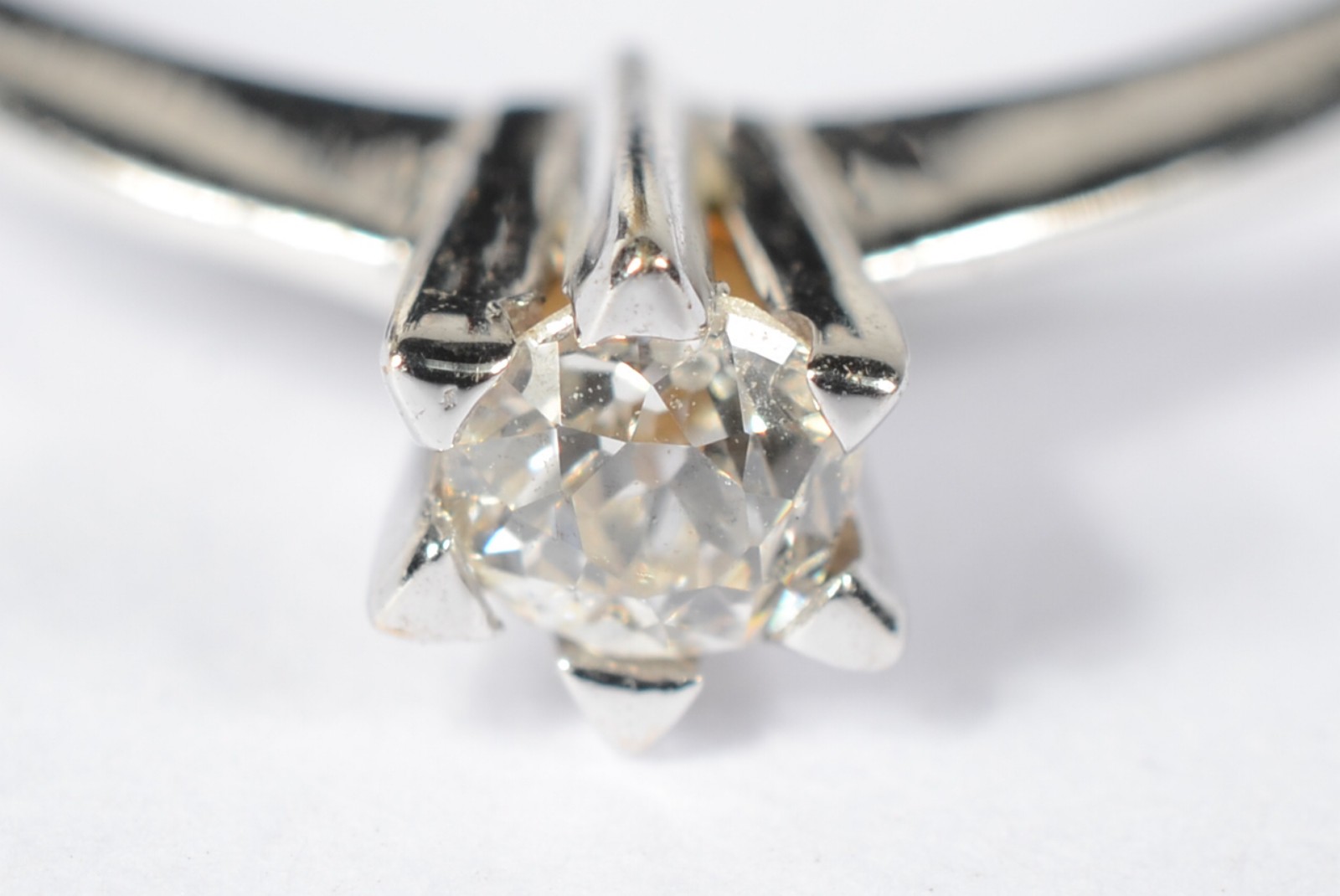Solitário de ouro branco 750 com brilhante de 0,15ct. Aro 16. Peso... - foto 2 de 6