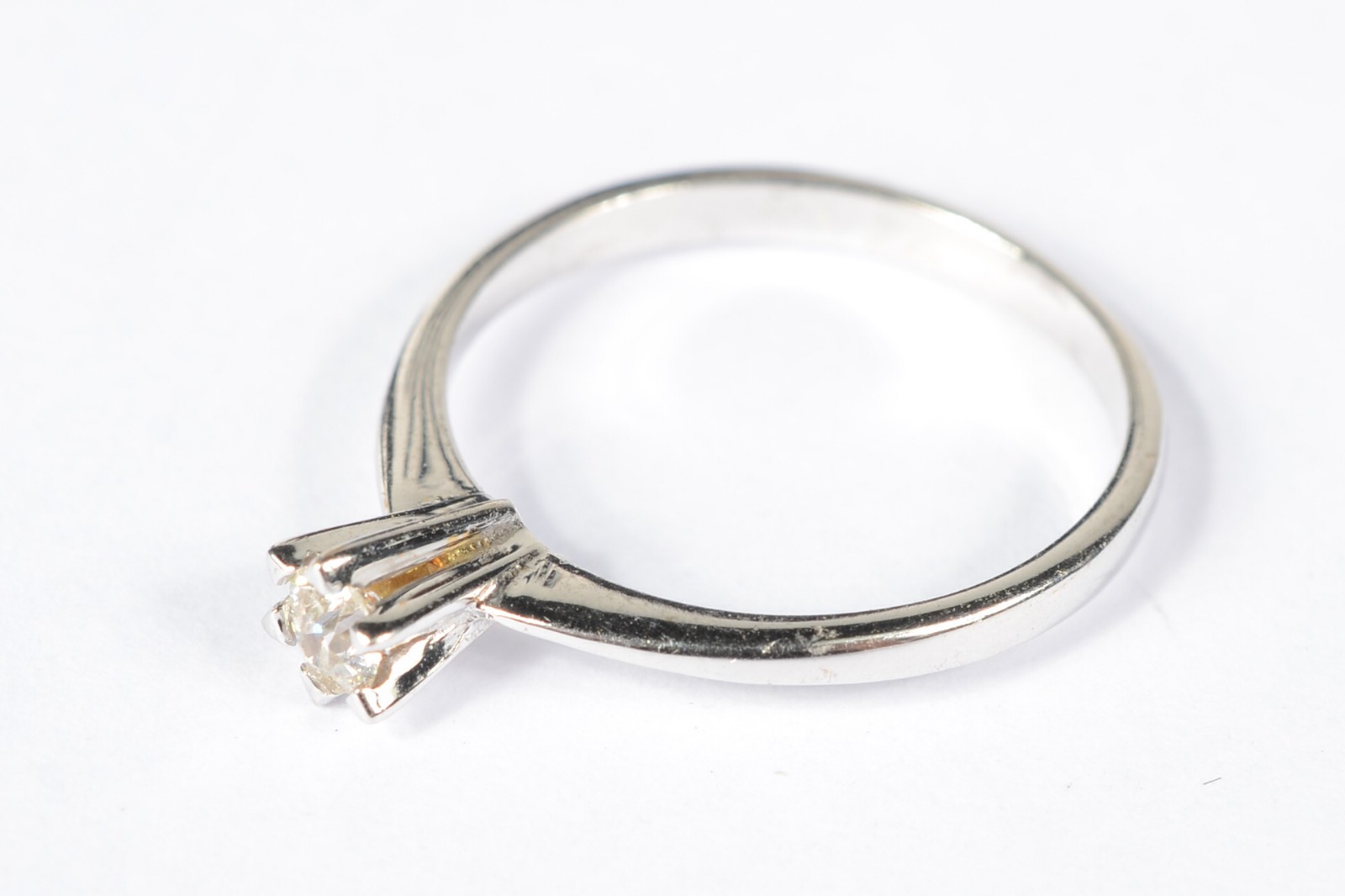 Solitário de ouro branco 750 com brilhante de 0,15ct. Aro 16. Peso... - foto 3 de 6