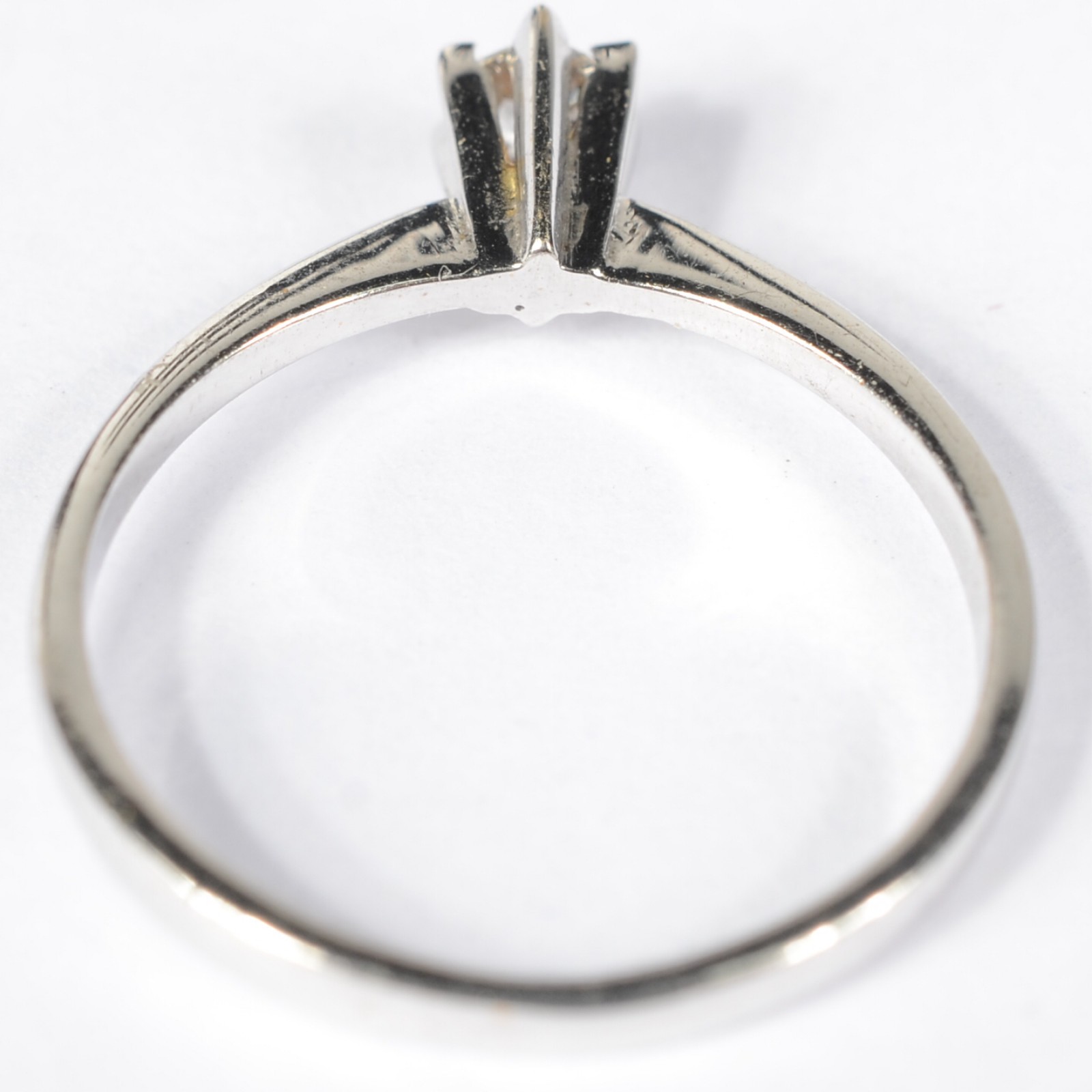 Solitário de ouro branco 750 com brilhante de 0,15ct. Aro 16. Peso... - foto 4 de 6
