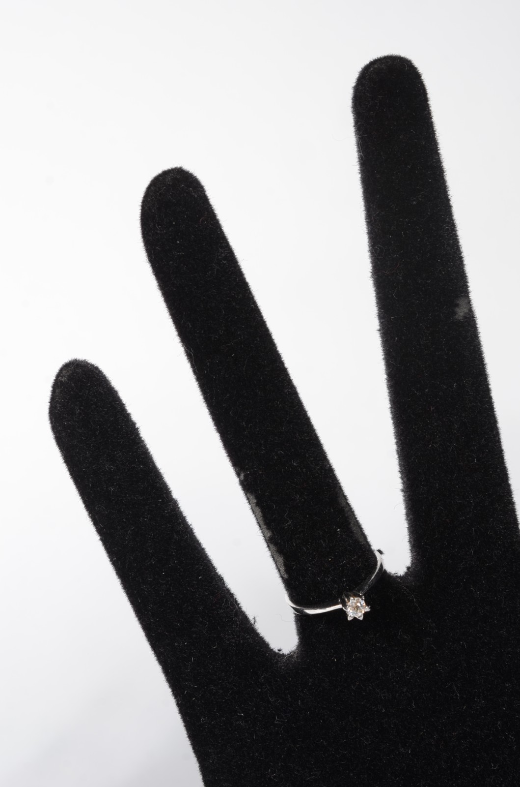 Solitário de ouro branco 750 com brilhante de 0,15ct. Aro 16. Peso... - foto 6 de 6
