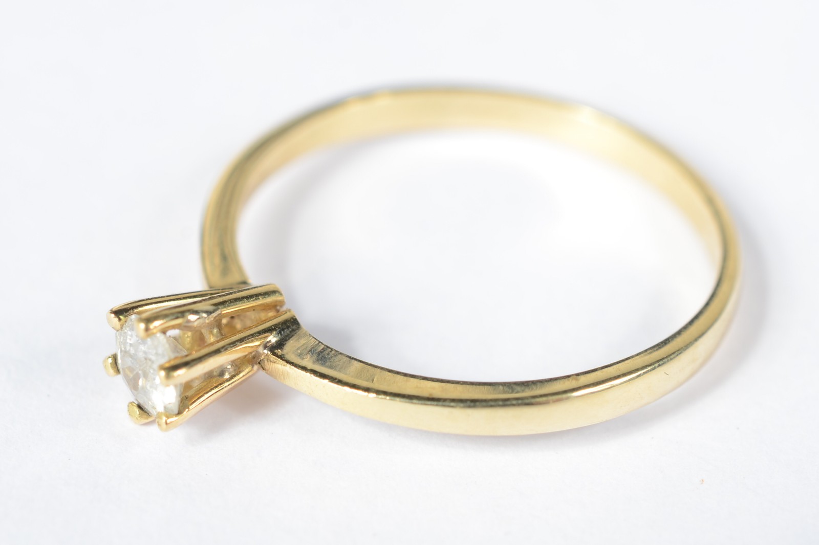 Solitário de ouro amarelo com brilhante de aproximadamente 0,20 ct... - foto 2 de 6