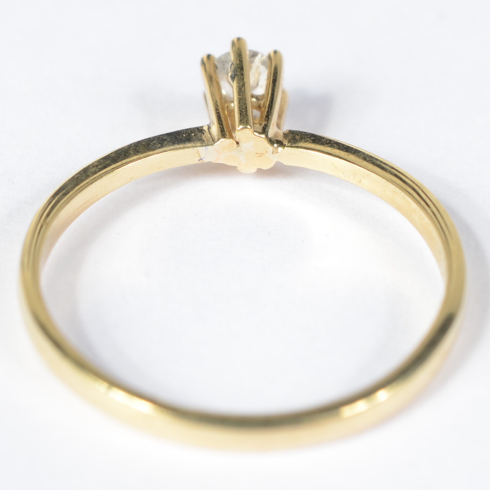 Solitário de ouro amarelo com brilhante de aproximadamente 0,20 ct... - foto 4 de 6