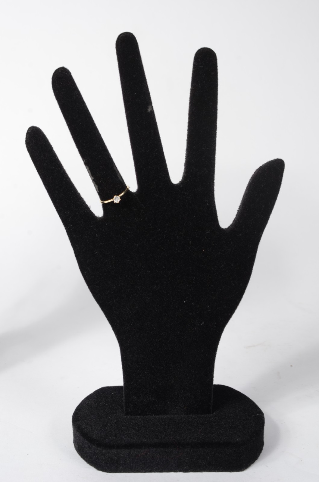 Solitário de ouro amarelo com brilhante de aproximadamente 0,20 ct... - foto 5 de 6