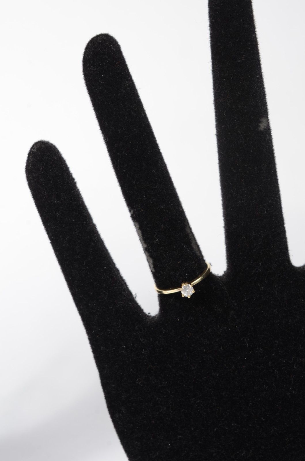 Solitário de ouro amarelo com brilhante de aproximadamente 0,20 ct... - foto 6 de 6