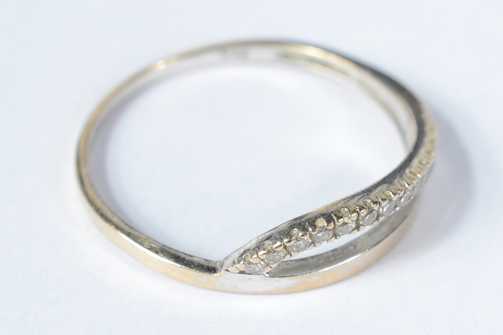 Anel de ouro branco e amarelo 750 cravejado com brilhante. Aro 18... - foto 2 de 7