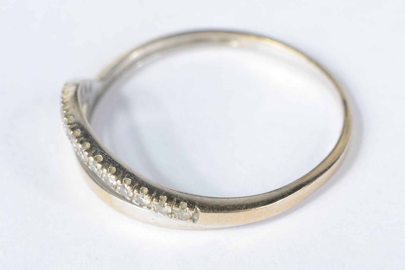 Anel de ouro branco e amarelo 750 cravejado com brilhante. Aro 18... - foto 4 de 7