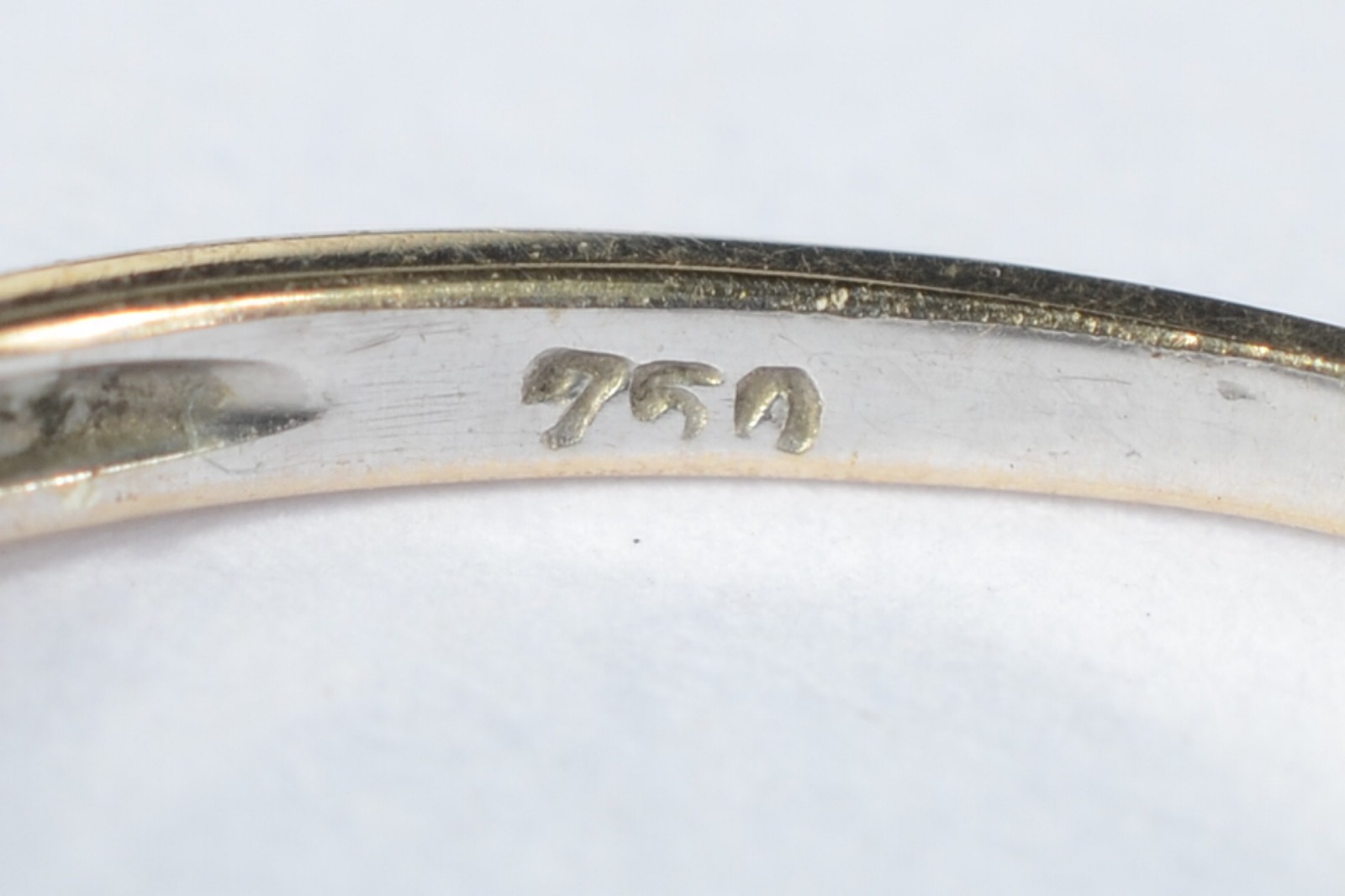 Anel de ouro branco e amarelo 750 cravejado com brilhante. Aro 18... - foto 5 de 7