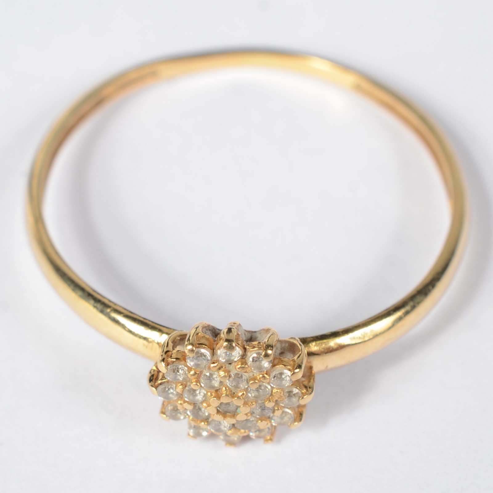 Anel de ouro amarelo cravejado com safiras brancas. Aro 19. Peso 12g... - foto 2 de 6