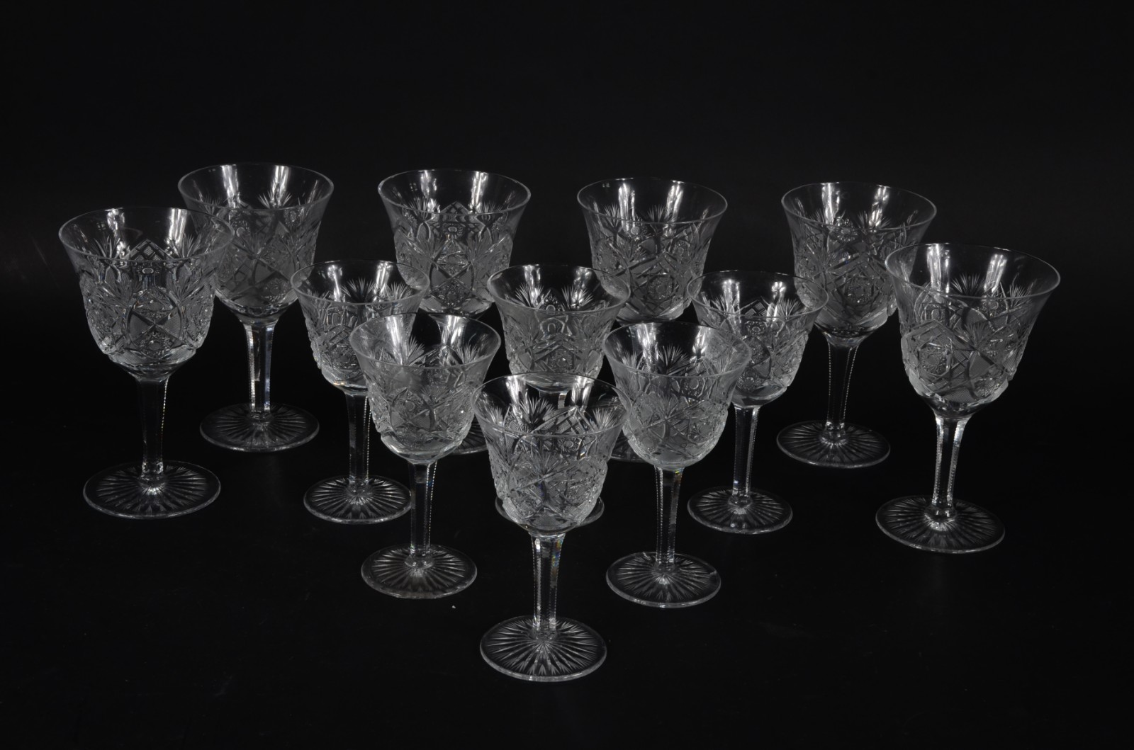 Conjunto de cristal tcheco lapidado, sendo seis taças para vinho... - foto 1 de 6