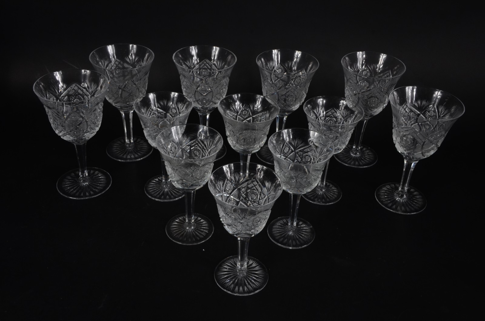 Conjunto de cristal tcheco lapidado, sendo seis taças para vinho... - foto 2 de 6