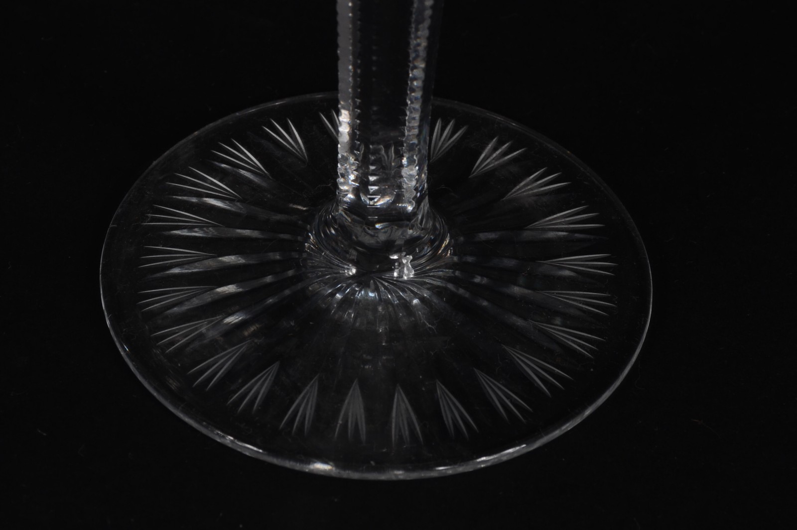 Conjunto de cristal tcheco lapidado, sendo seis taças para vinho... - foto 4 de 6
