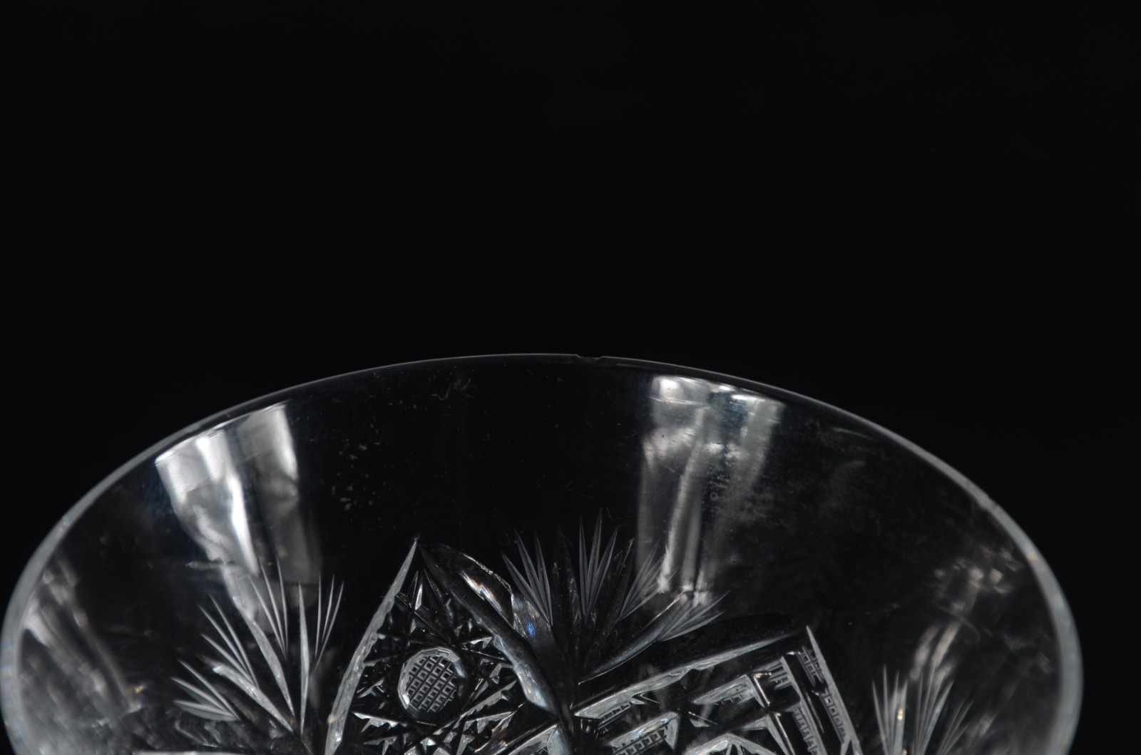 Conjunto de cristal tcheco lapidado, sendo seis taças para vinho... - foto 6 de 6