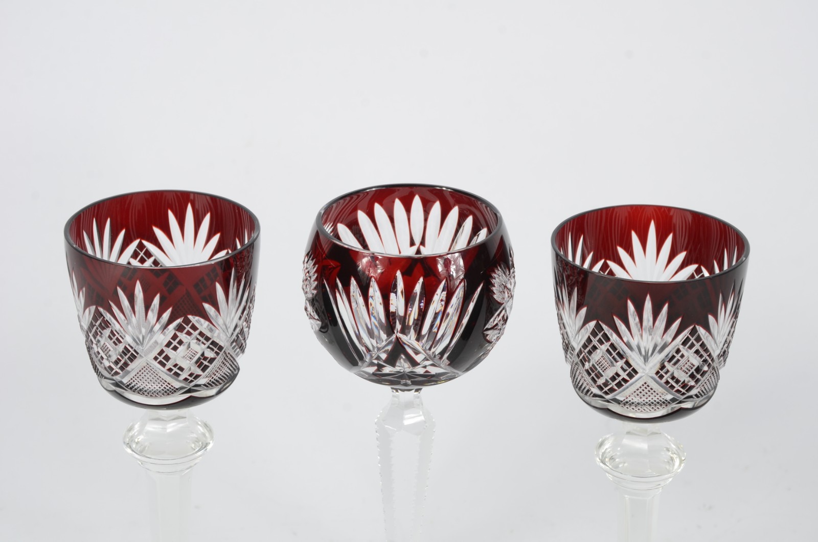 Três taças para vinho de cristal doublé rubi lapidado em diversos... - foto 3 de 5