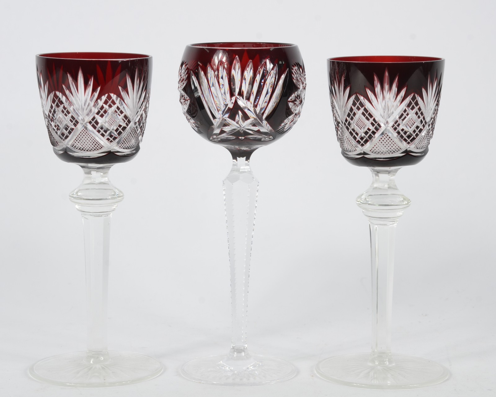 Três taças para vinho de cristal doublé rubi lapidado em diversos... - foto 1 de 5