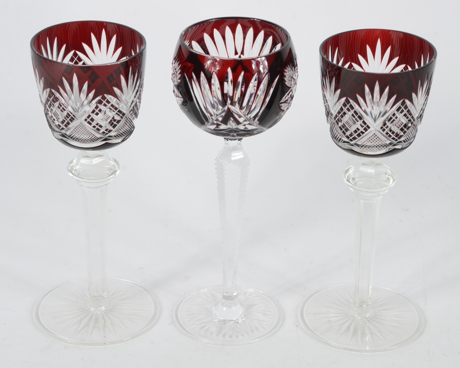 Três taças para vinho de cristal doublé rubi lapidado em diversos... - foto 2 de 5