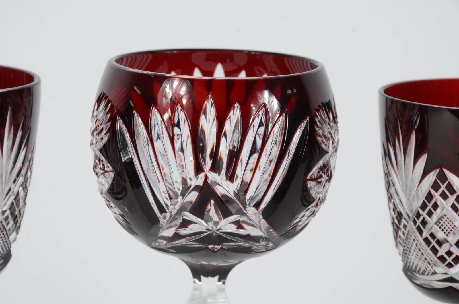Três taças para vinho de cristal doublé rubi lapidado em diversos... - foto 5 de 5
