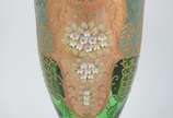 Grande vaso de cristal tcheco verde, rica decor... - Grande vaso de cristal tcheco verde, rica decoração em dourado e flores esmaltadas.