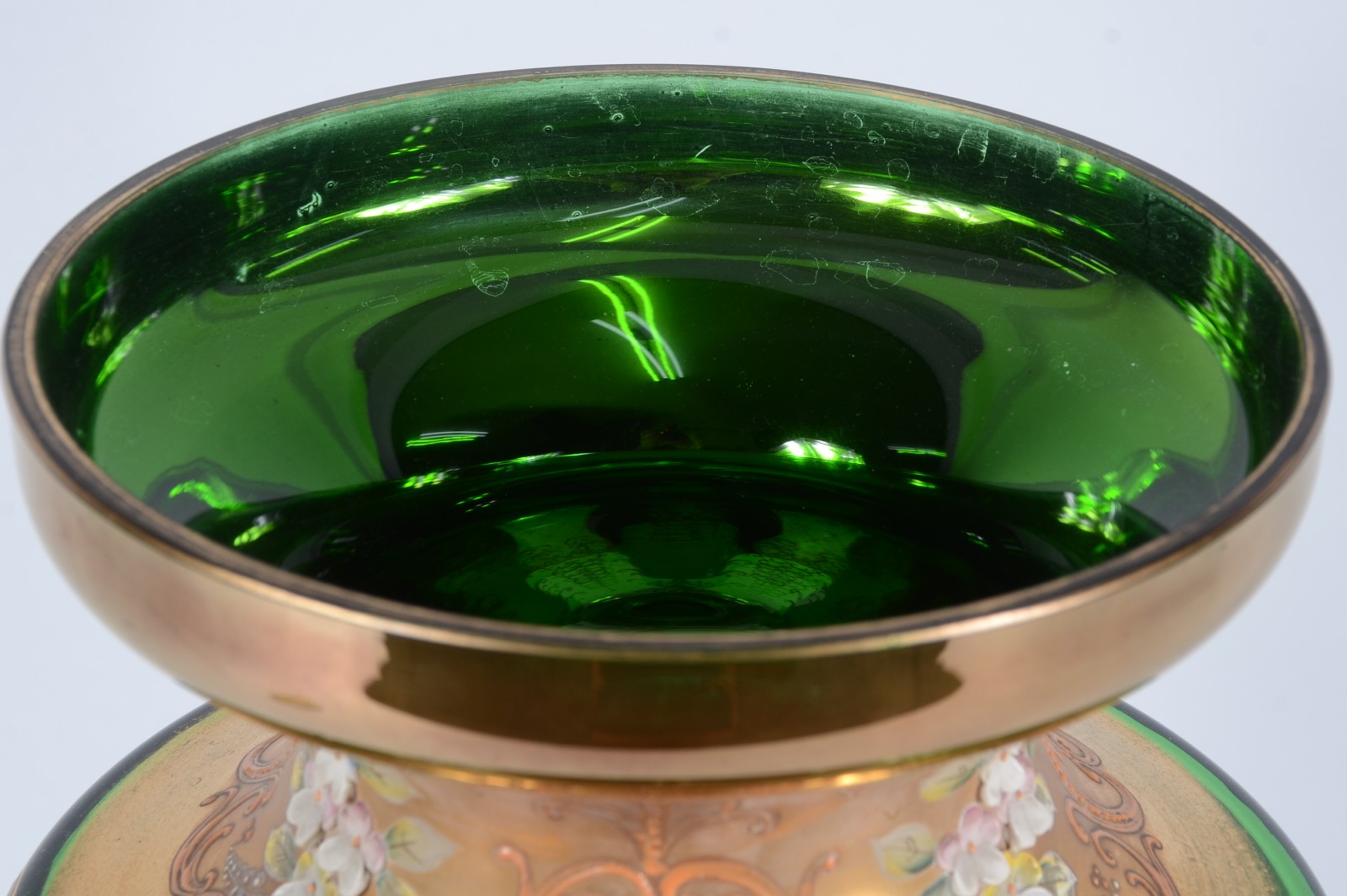 Grande vaso de cristal tcheco verde, rica decoração em dourado e... - foto 3 de 5