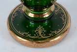 Grande vaso de cristal tcheco verde, rica decor... - Grande vaso de cristal tcheco verde, rica decoração em dourado e flores esmaltadas.