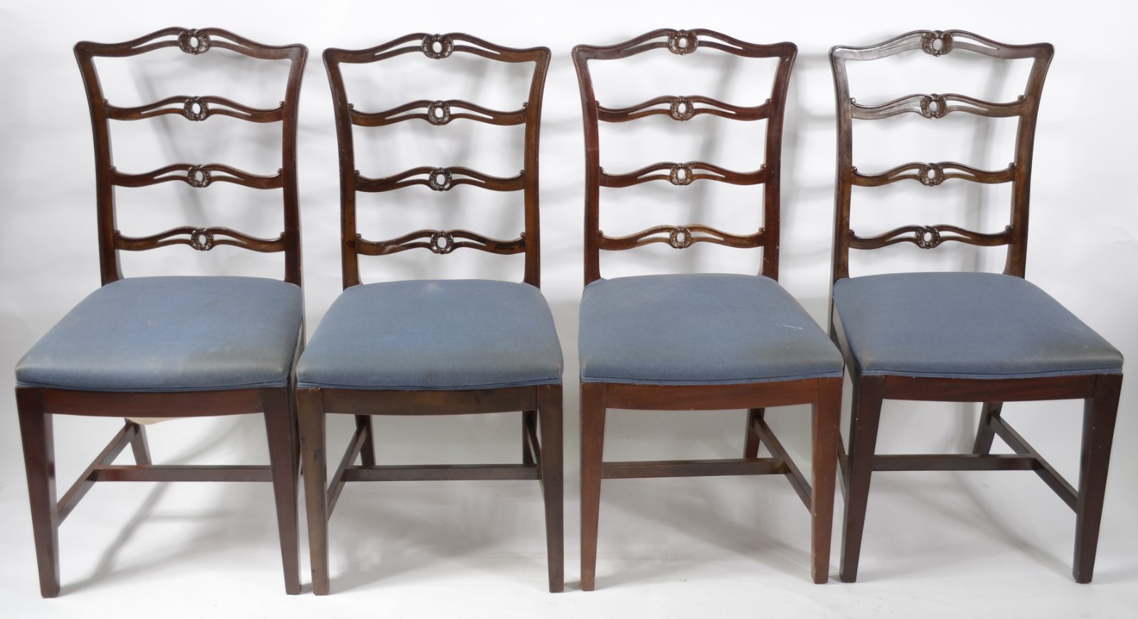 Conjunto com 4 cadeiras com assento e estofados com tecido azul - foto 1 de 7