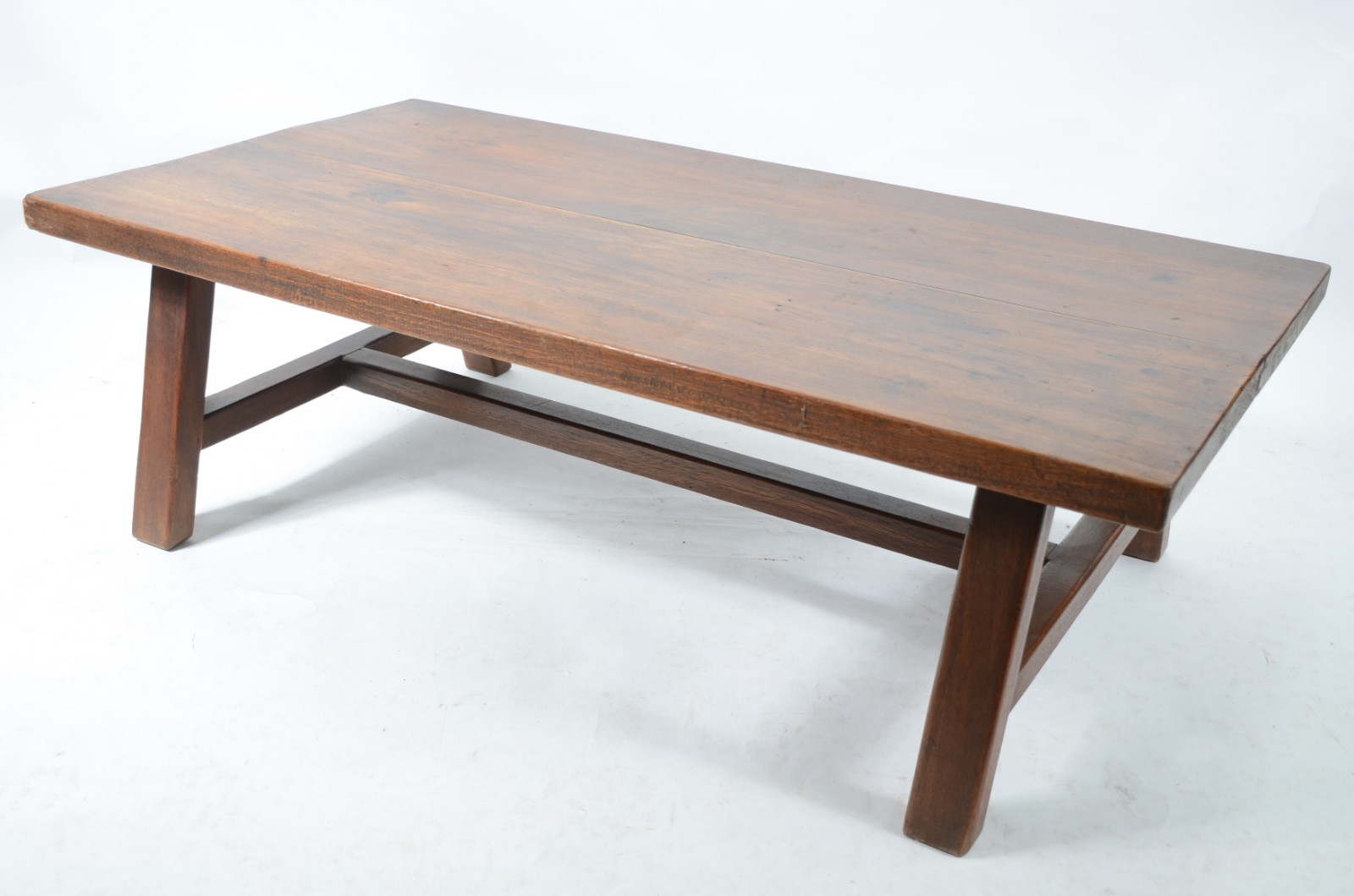 Mesa baixa de madeira nobre, estilo colonial com quatro pernas retas... - foto 2 de 4