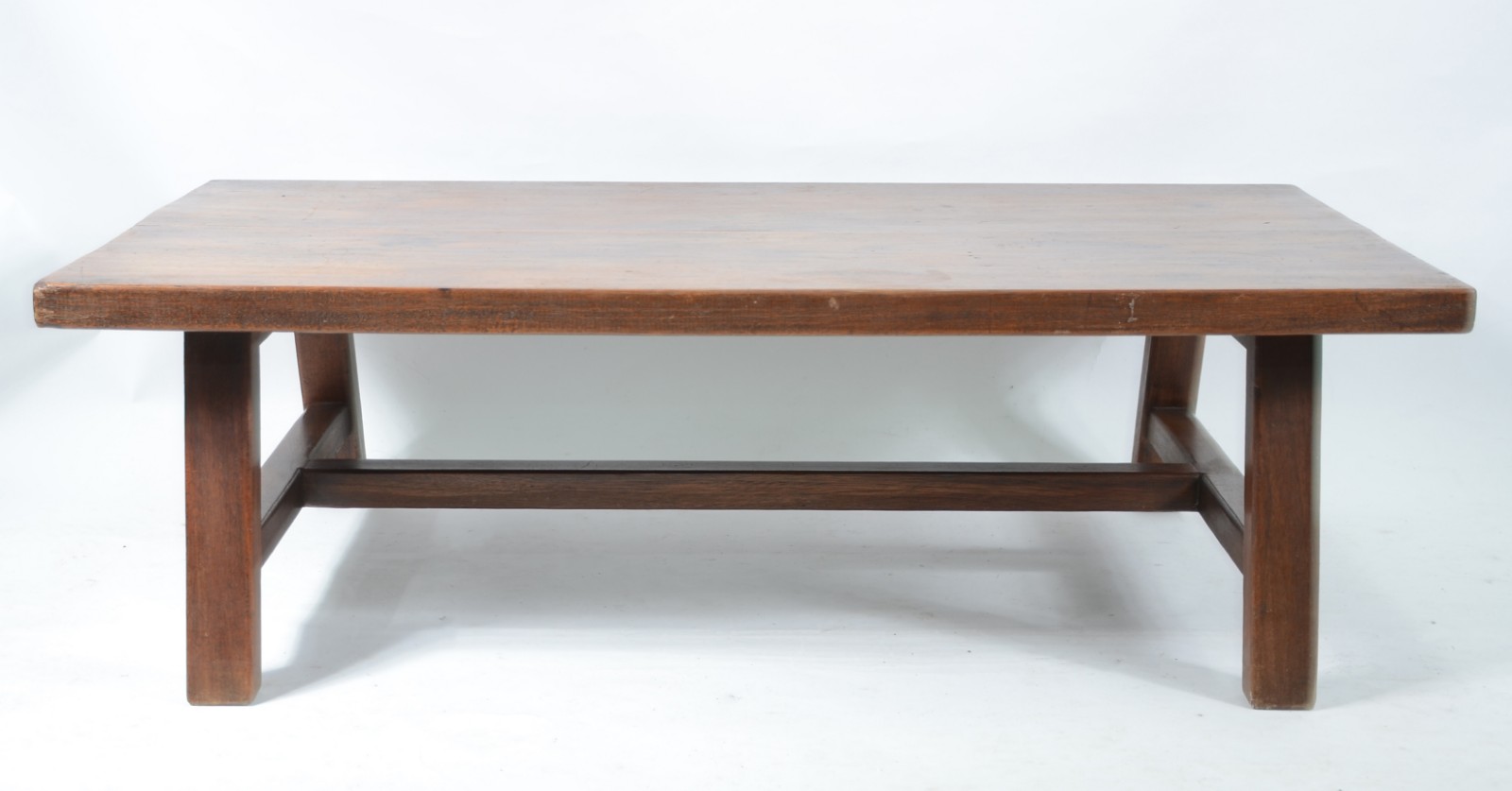 Mesa baixa de madeira nobre, estilo colonial com quatro pernas retas... - foto 1 de 4