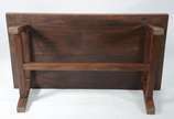 Mesa baixa de madeira nobre, estilo colonial co... - Mesa baixa de madeira nobre, estilo colonial com quatro pernas retas ligadas por trave horizontal.