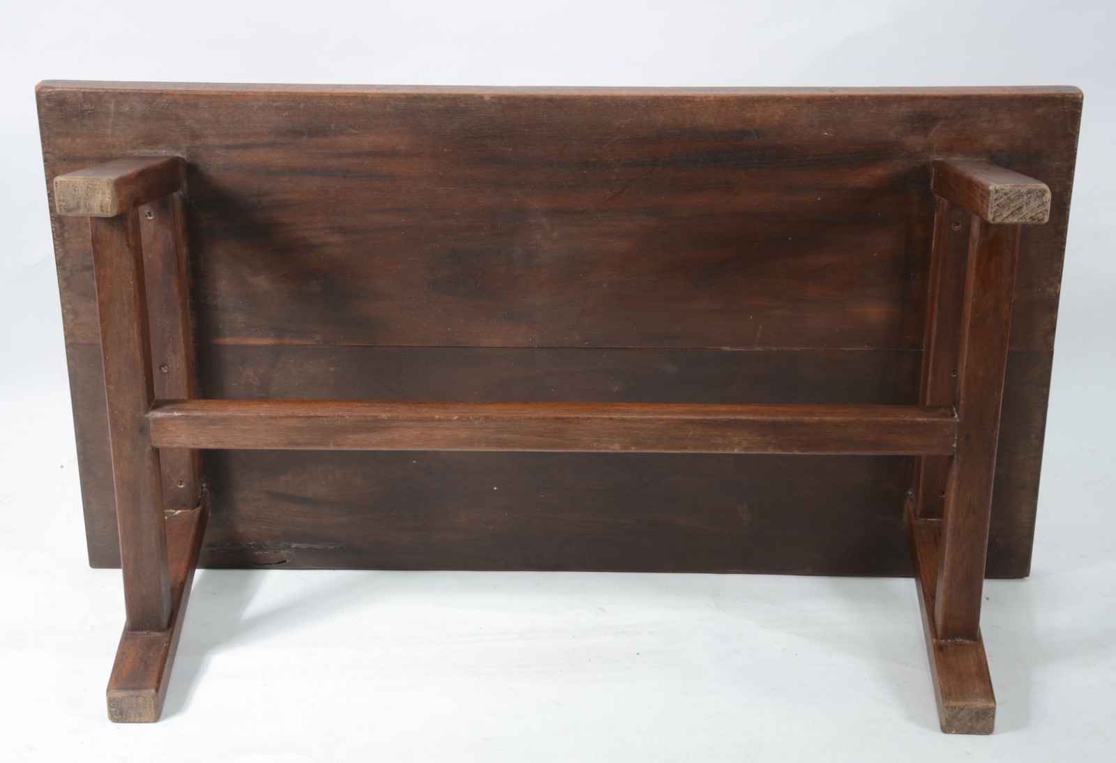 Mesa baixa de madeira nobre, estilo colonial com quatro pernas retas... - foto 4 de 4