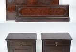 Conjunto de cama de casal e par de mesas de cab... - Conjunto de cama de casal e par de mesas de cabeceira de madeira nobre.