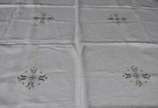 Cinco toalhas diversas de mesa (manchados e peq... - Cinco toalhas diversas de mesa (manchados e pequenos puídos)
