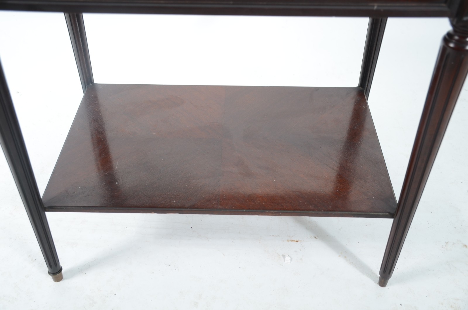 Mesa auxiliar de madeira nobre, platô inferior ligados por pernas... - foto 5 de 6