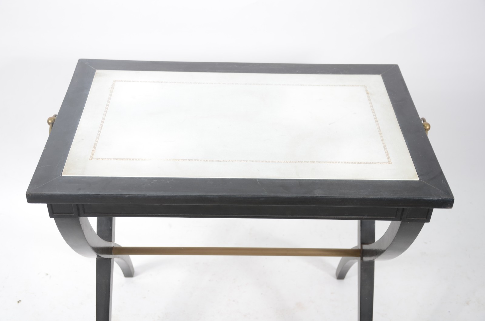 Mesa de apoio de madeira nobre pintada de preto, tampo retangular com... - foto 3 de 5