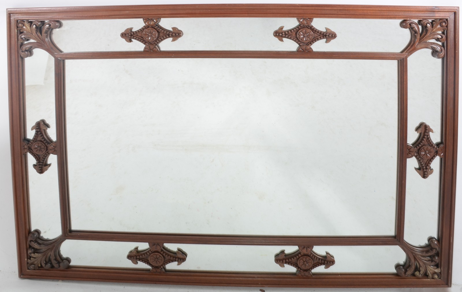 Espelho decorativo com moldura de madeira com detalhes entalhados - foto 1 de 2