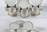 Porcelana Mauá - Serviço de jantar porcelana, composto de: 11 pratos rasos, 6 pratos de sobremesa, 6 taças para consome com pires, sopeira, 6 travessas e fruteira com 