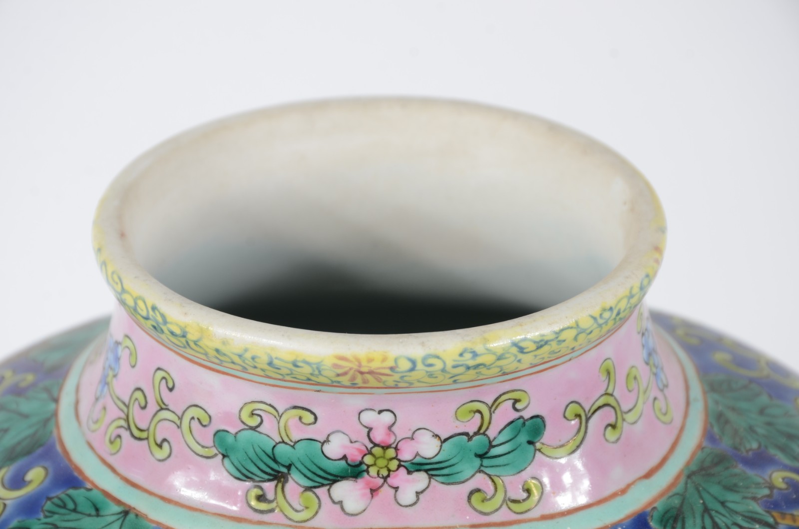 Potiche de porcelana oriental decorada com figuras de guerreiros em... - foto 3 de 5