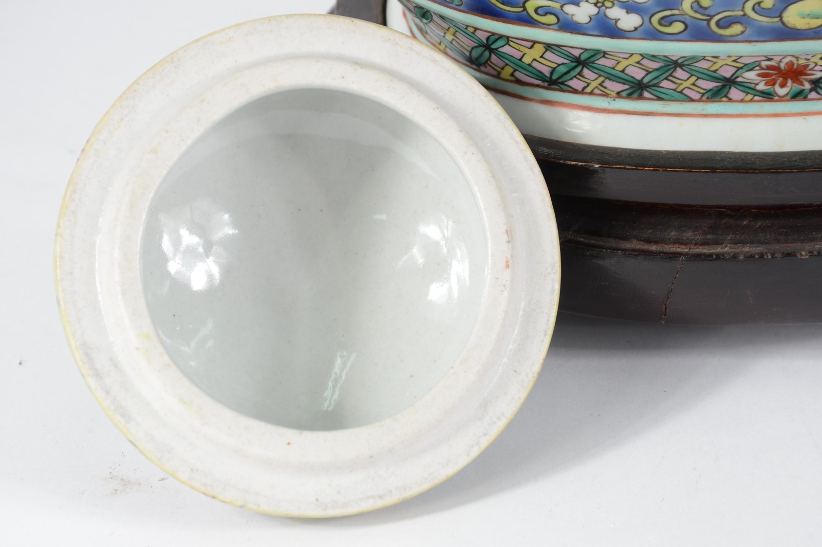 Potiche de porcelana oriental decorada com figuras de guerreiros em... - foto 5 de 5
