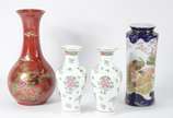 Quatro vasos diversos de porcelana oriental, se... - Quatro vasos diversos de porcelana oriental, sendo um vermelho decorado com pássaros e flores; um par com decoração floral sobre fundo branco; e...