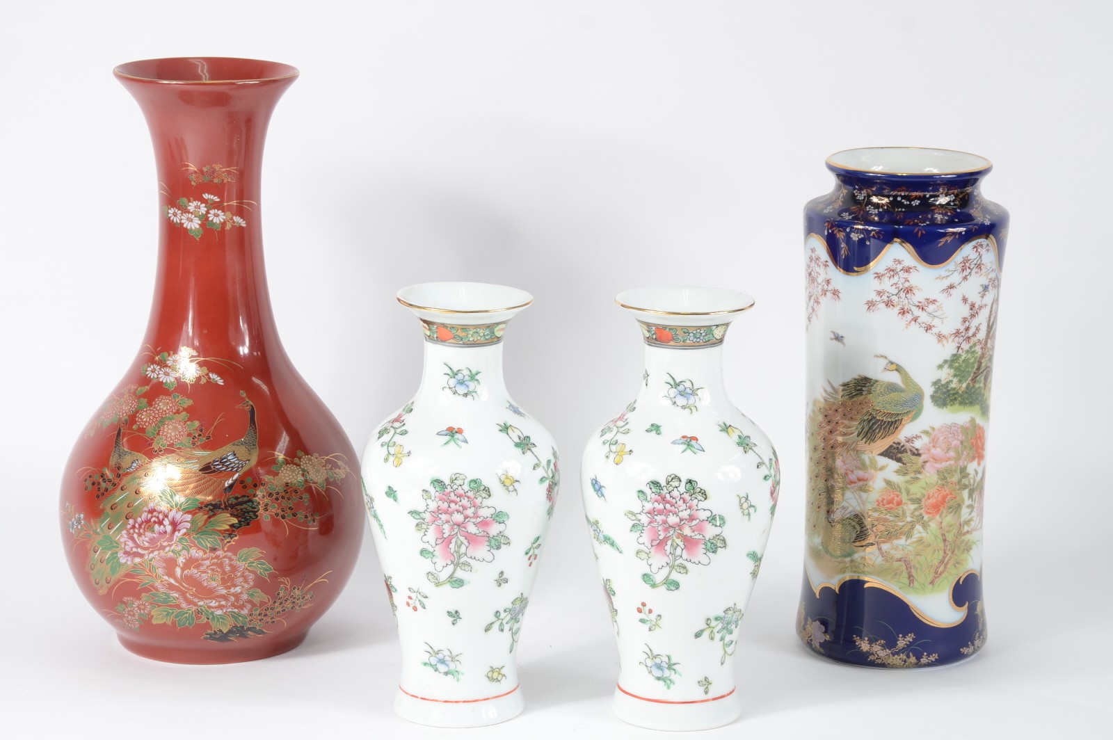 Quatro vasos diversos de porcelana oriental, sendo um vermelho... - foto 1 de 9