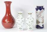 Quatro vasos diversos de porcelana oriental, se... - Quatro vasos diversos de porcelana oriental, sendo um vermelho decorado com pássaros e flores; um par com decoração floral sobre fundo branco; e...